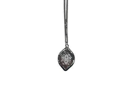 Necklace Charm By Clothes Mentor In Silver Fashion